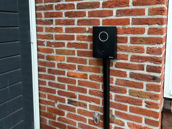 Kabelgoot-laadpaal-zwartl-installatie-Heemskerk-Zaptec-Go-Asphalt-Black-thuislader-online-kopen