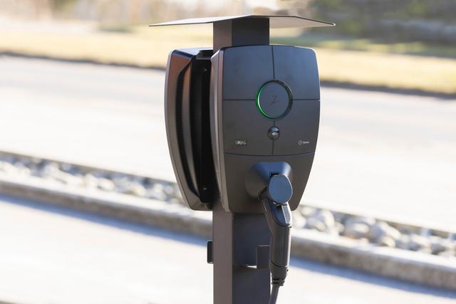 laadpaal zakelijk, Zaptec pro laadpaal met MID gecertificeerde energiepeter op Zaptec onepole montagepaal, draadloos load balancing met sense p1 bundel RFID key tag