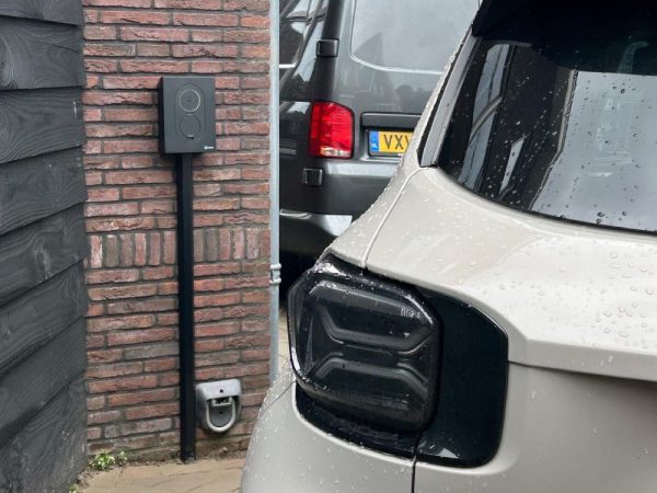 kabelgoot-laadpaal-zwart-universeel-duurzaamautoladen.nl-zaptec-Easee-Alfen-Wallbox-EVBox-Zappi