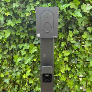 Laadpaal-zakelijk-zaptec-automtisch-declareren-laadkosten-E-flux-Duurzaamautoladen.nl- montagepaal- zwart