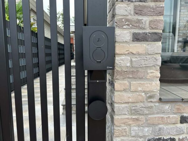 Laadpaal-installatie-wallbox-kopen-zaptec-go-sense-22kw-zapteccertified-duurzaamautoladen.nl-2-Zaptec-go-montageplaat-zwart-